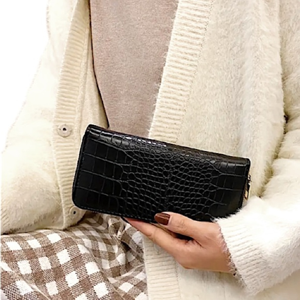 5/25$ ✨ Black Crocodile Embossed Wallet